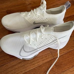 Women’s size 9 Nike Tempo Next %